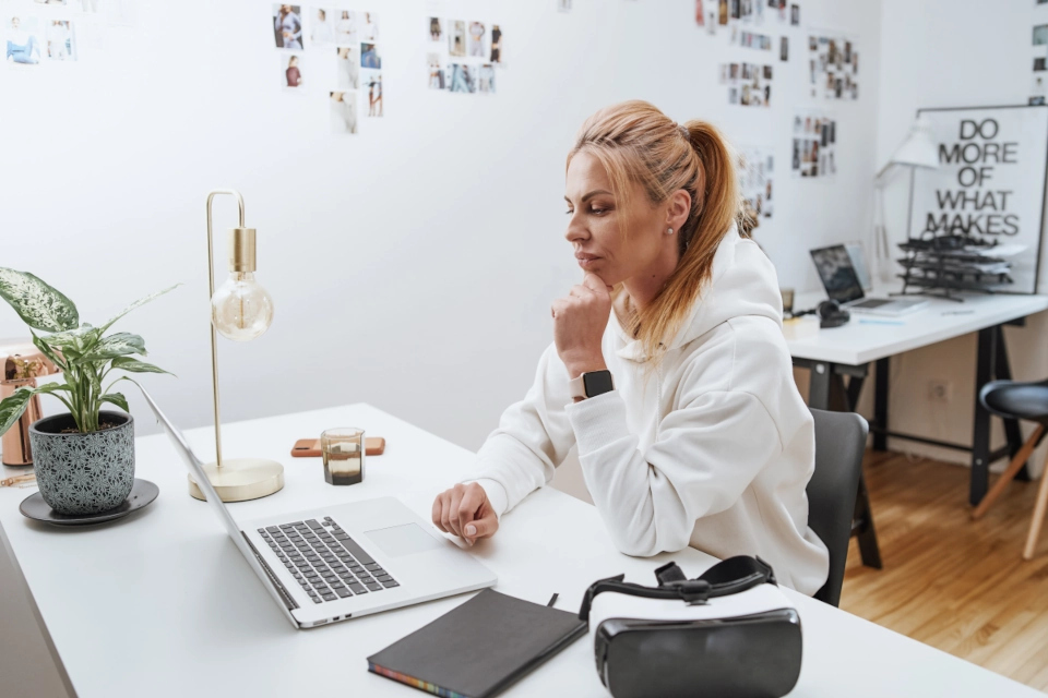 Influencer on a computer